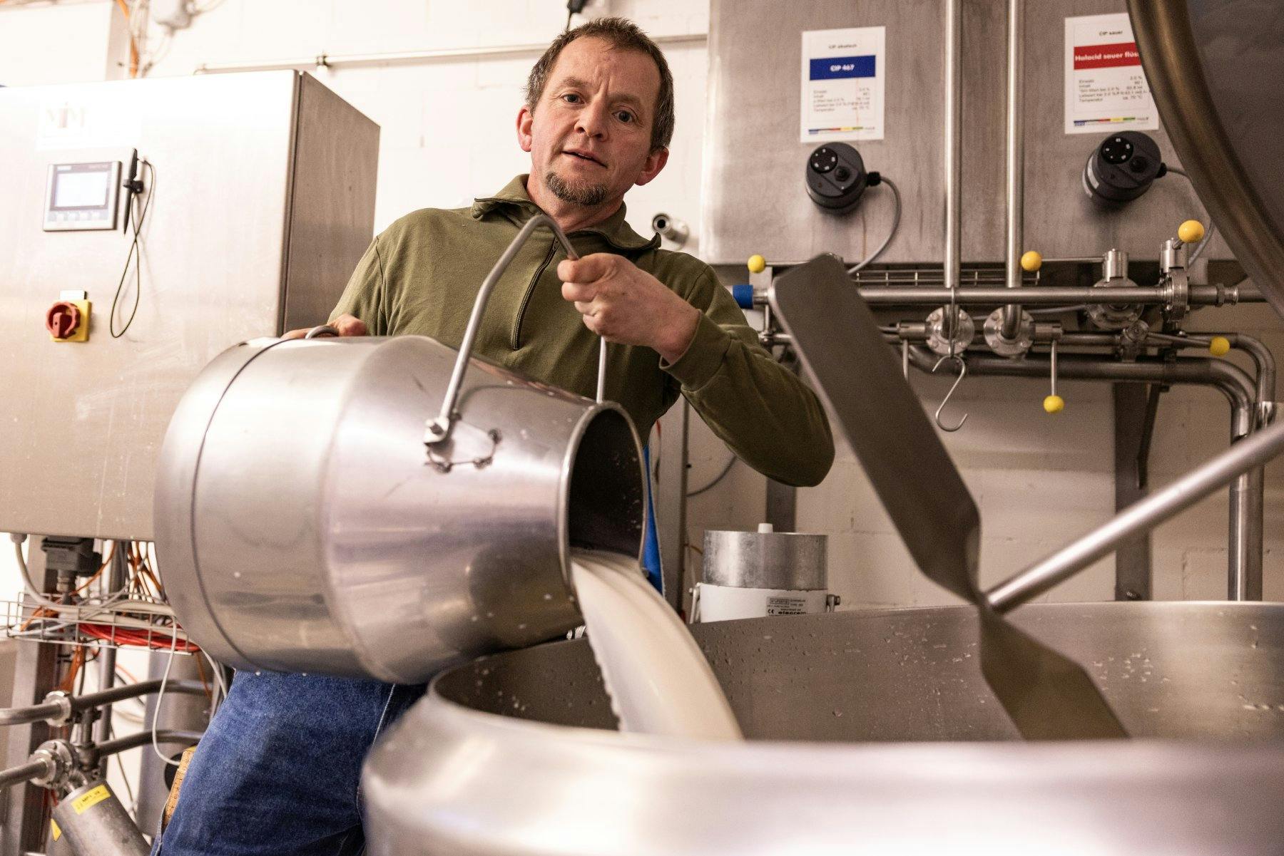 Die frische Milch verarbeitet der 47-Jährige auf dem Hof …