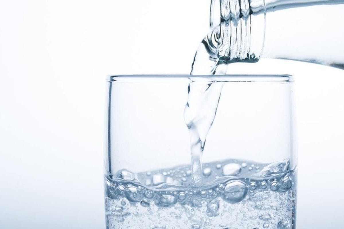 Wasser als Sportgetränk sollte genügend Mineralstoffe enthalten.