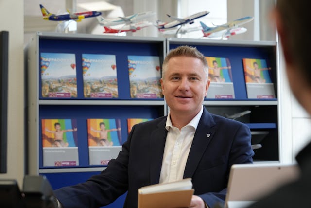 Der Familienvater ist leidenschaftlicher Skifahrer, Surfer und Golfer – praktischerweise alles Hobbys, die sich mit dem Reisen verbinden lassen.