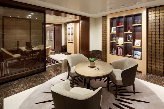 Gemütliche Bereiche zum Verweilen und Beratungszonen wechseln sich ab.