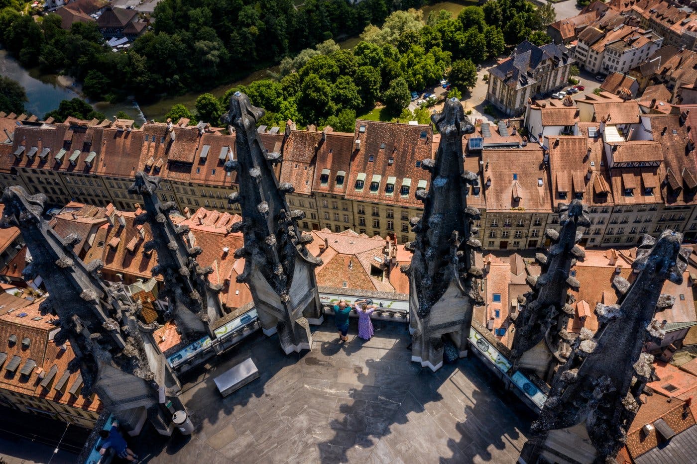 Entdecken Sie die vielfältigen Erlebnisse in der Ferienregion Freiburg. Von einer idyllischen Schifffahrt auf dem Murtensee bis hin zu den beeindruckenden Stadtmauern von Freiburg.