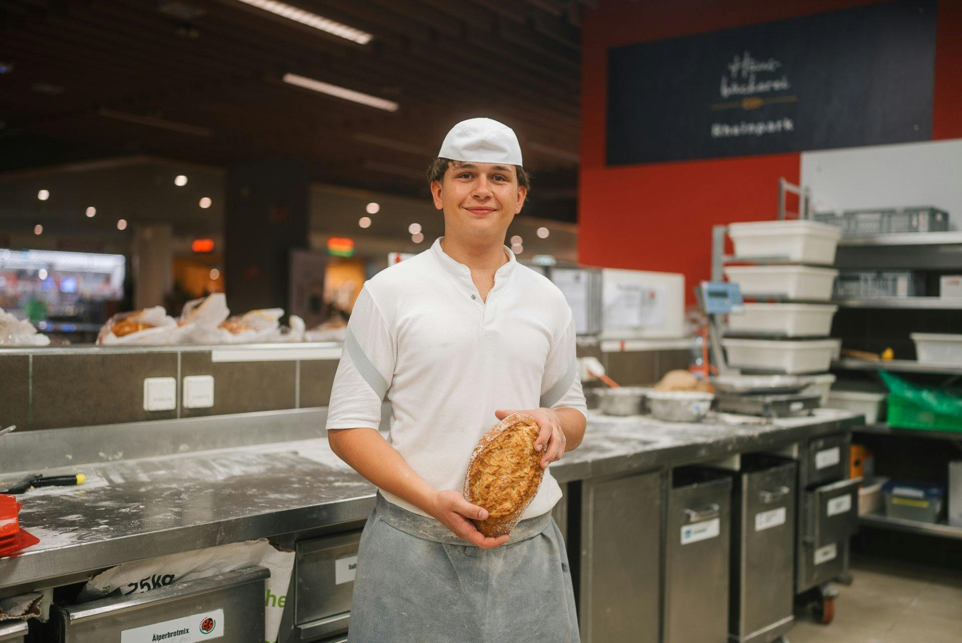 Dass die Kundschaft David beim Backen zuschaut, ist für den 20-Jährigen nichts Neues.