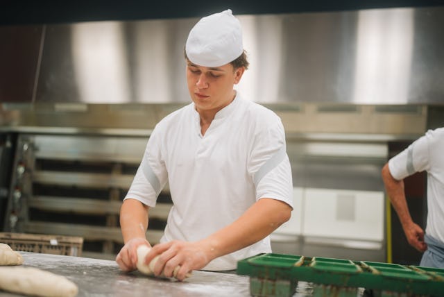 David Thurnheer ist leidenschaftlicher Bäcker der Migros-Hausbäckerei. Hinter der Backstube stecken viel Geschichte und Tradition. «Ich finde den Beruf einfach schön», schwärmt der 20-Jährige.