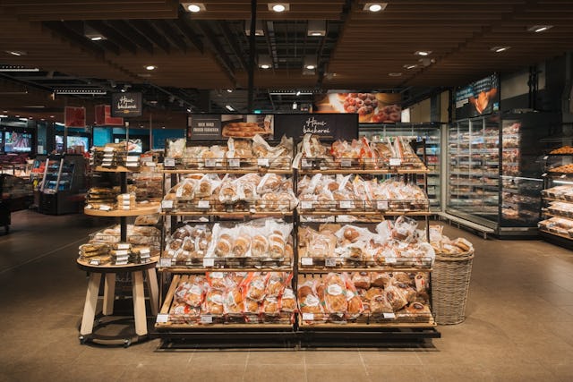 Dass die Brote aus der Hausbäckerei stammen, erkennt man am Logo auf dem Brotbeutel.