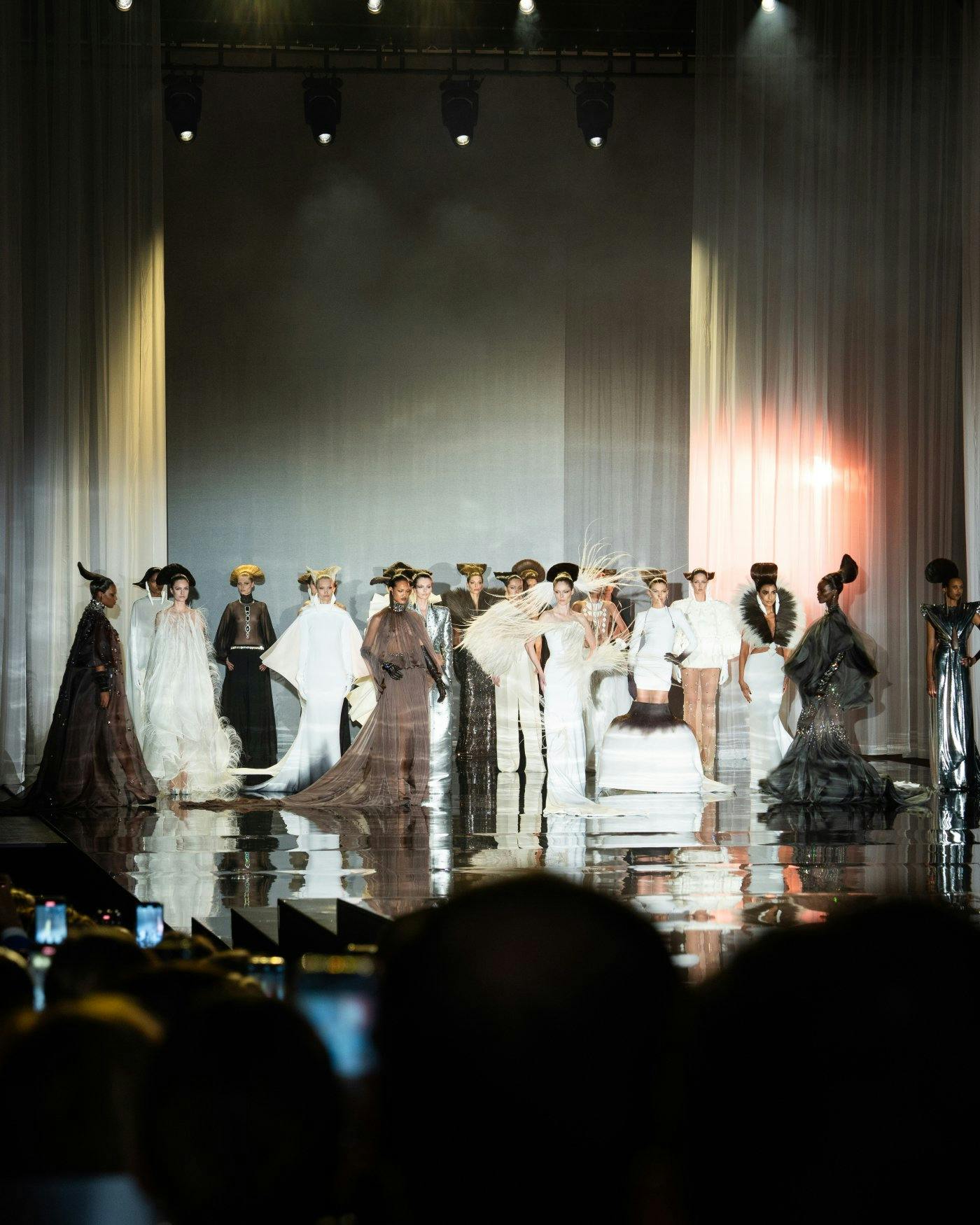 Auf dem Laufsteg zählt nicht nur der Look – auch gesundes, glänzendes Haar ist ein echtes Fashion-Statement.
