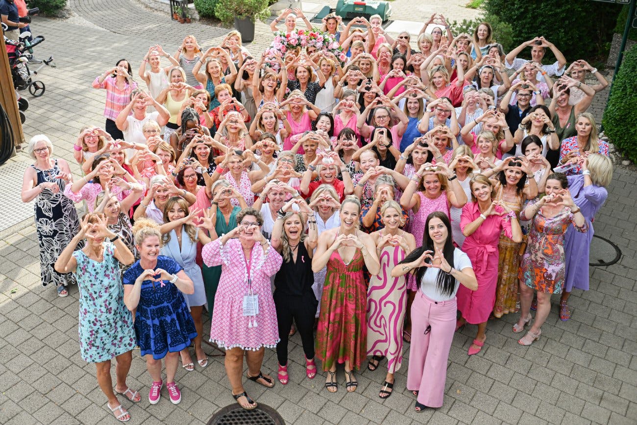 Stars, Sportlerinnen und engagierte Gäste setzen beim Pink Ribbon Golfturnier ein Zeichen für Aufklärung und Solidarität.