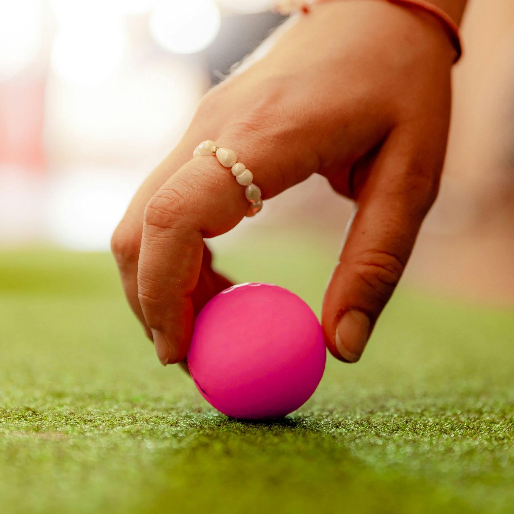 Mehr als nur ein Spiel: Jeder Abschlag unterstützt eine wichtige Studie für junge Brustkrebspatientinnen.