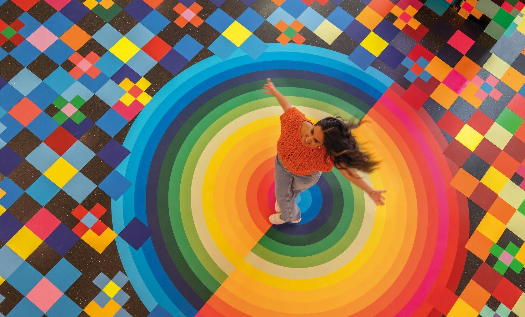 Sihlcity wird zur bunten Farbexplosion. Ein kreatives Frühlingsfest mit Workshops, Kunstinstallationen und leckeren Spezialitäten wartet auf dich!