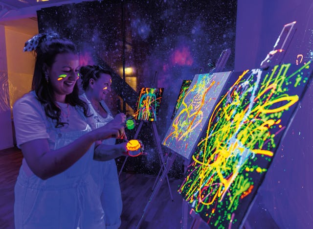 Malen im Dunkeln: Im Schwarzlicht kannst du beim Paint-in-the-Dark-Workshop dein eigenes Gemälde erschaffen.