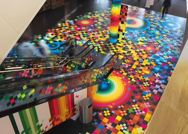 Tape-Art-Inszenierung in Sihlcity: Atau Hámos lässt den Raum mit leuchtenden Farben und kreativen Mustern erstrahlen.