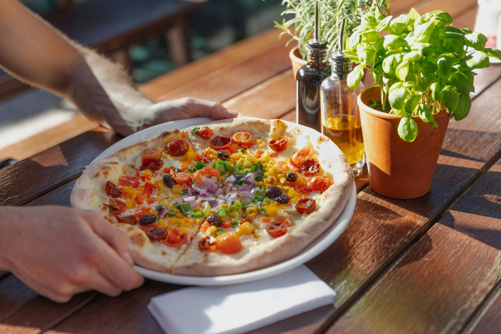 Vapianos Regenbogen-Pizza: Die Pizza, die den Frühling direkt auf deinen Teller bringt.