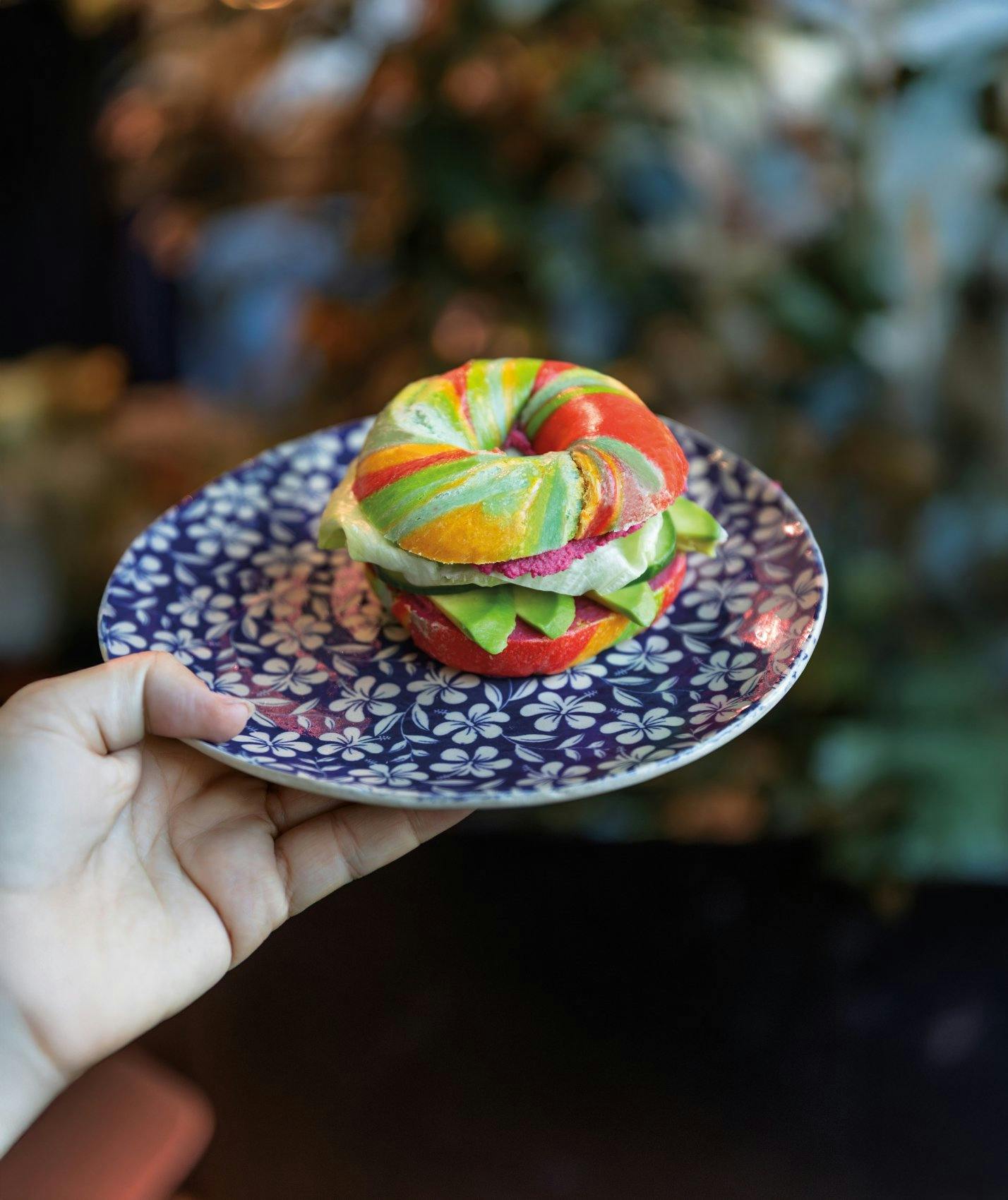 Rainbow-Bagel: Bunt, lecker und fast zu schön zum Essen – der Rainbow-Bagel von Coffee & Plants.