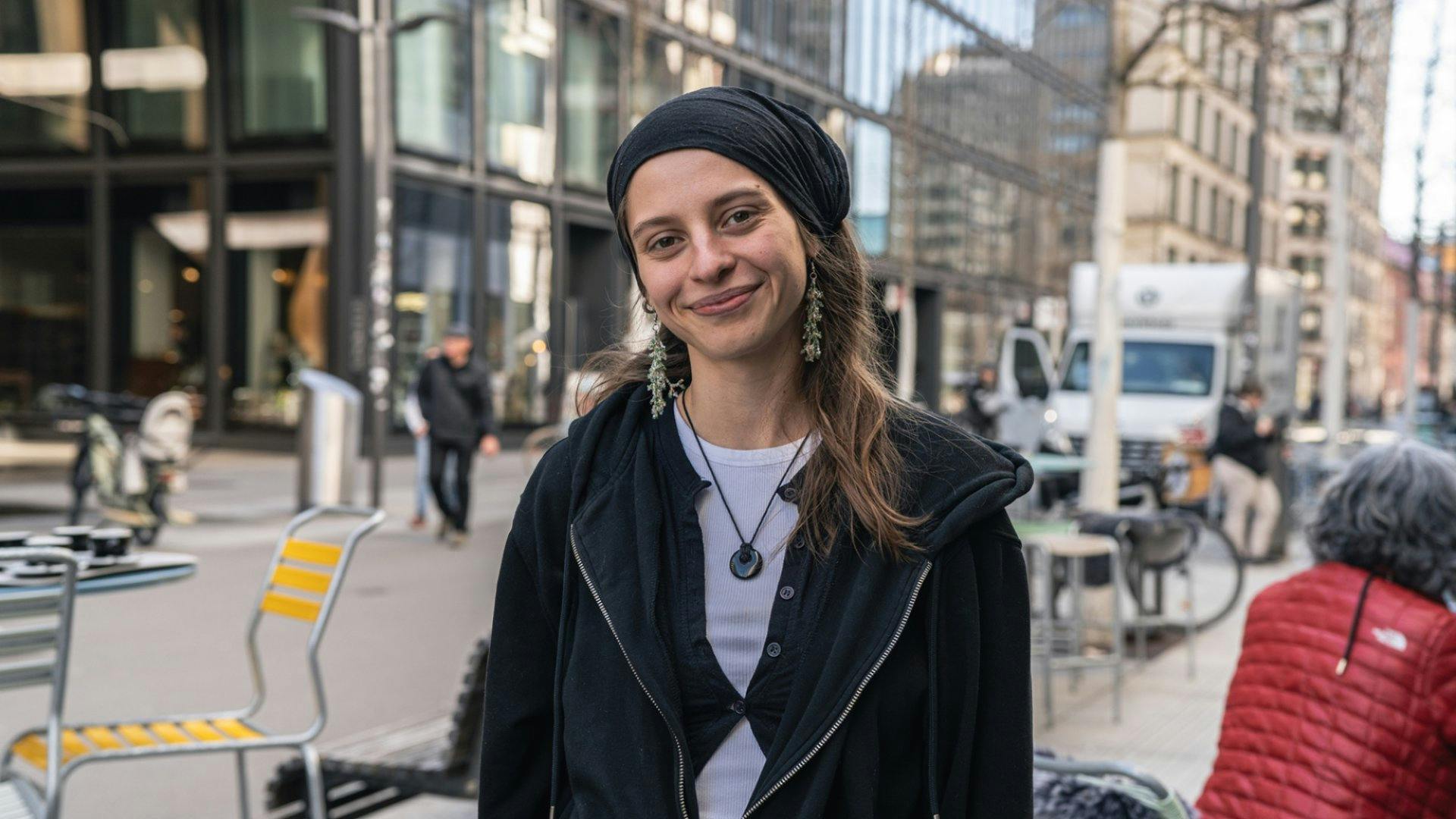 Manca (23): «Einen Tag vor meinem Lieblings-Festival habe ich meinen Bachelor-Abschluss gemacht. Ich erinnere mich daran, drei Tage lang richtig glück...