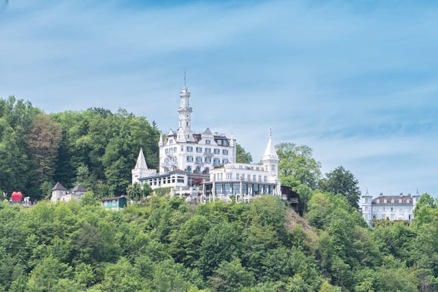 Il maestoso Château Gütsch sulle colline di Lucerna.