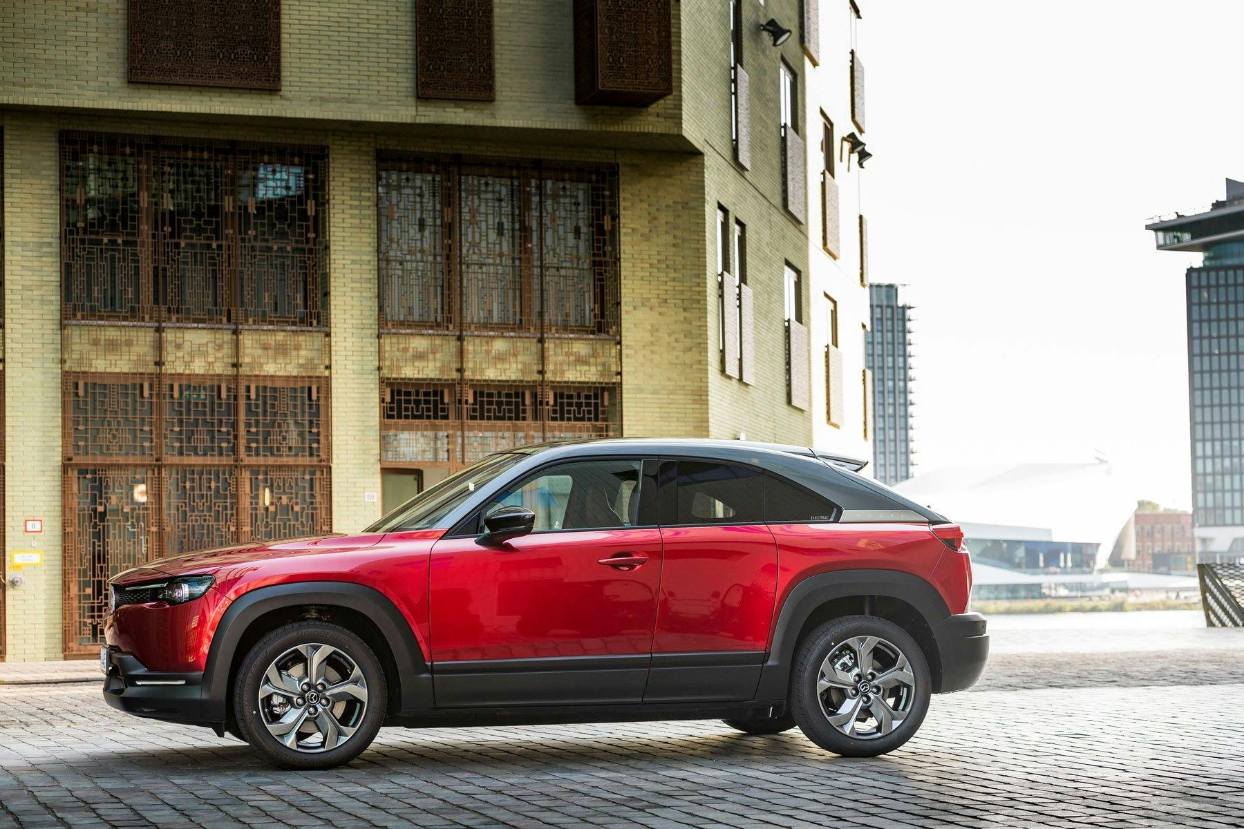 Tout dans la silhouette de ce SUV aux apparences de coupé urbain laisse à deviner aisément la dynamique et la tension caractéristiques d’un félin prêt...