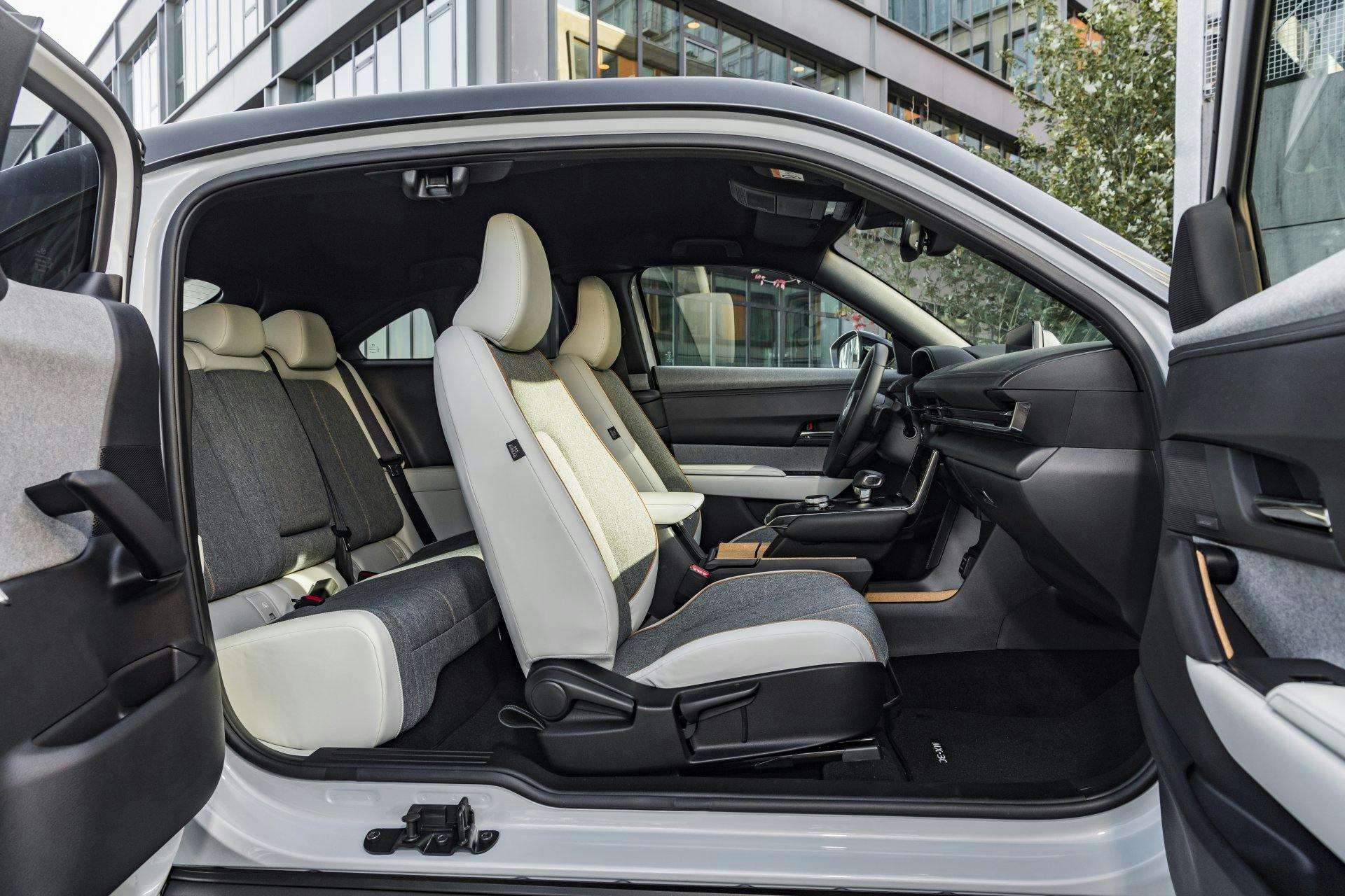 L’habitacle du tout nouveau Mazda MX-30 fait appel aux technologies les plus modernes pour créer un environnement à la fois spacieux et ouvert sur l’e...