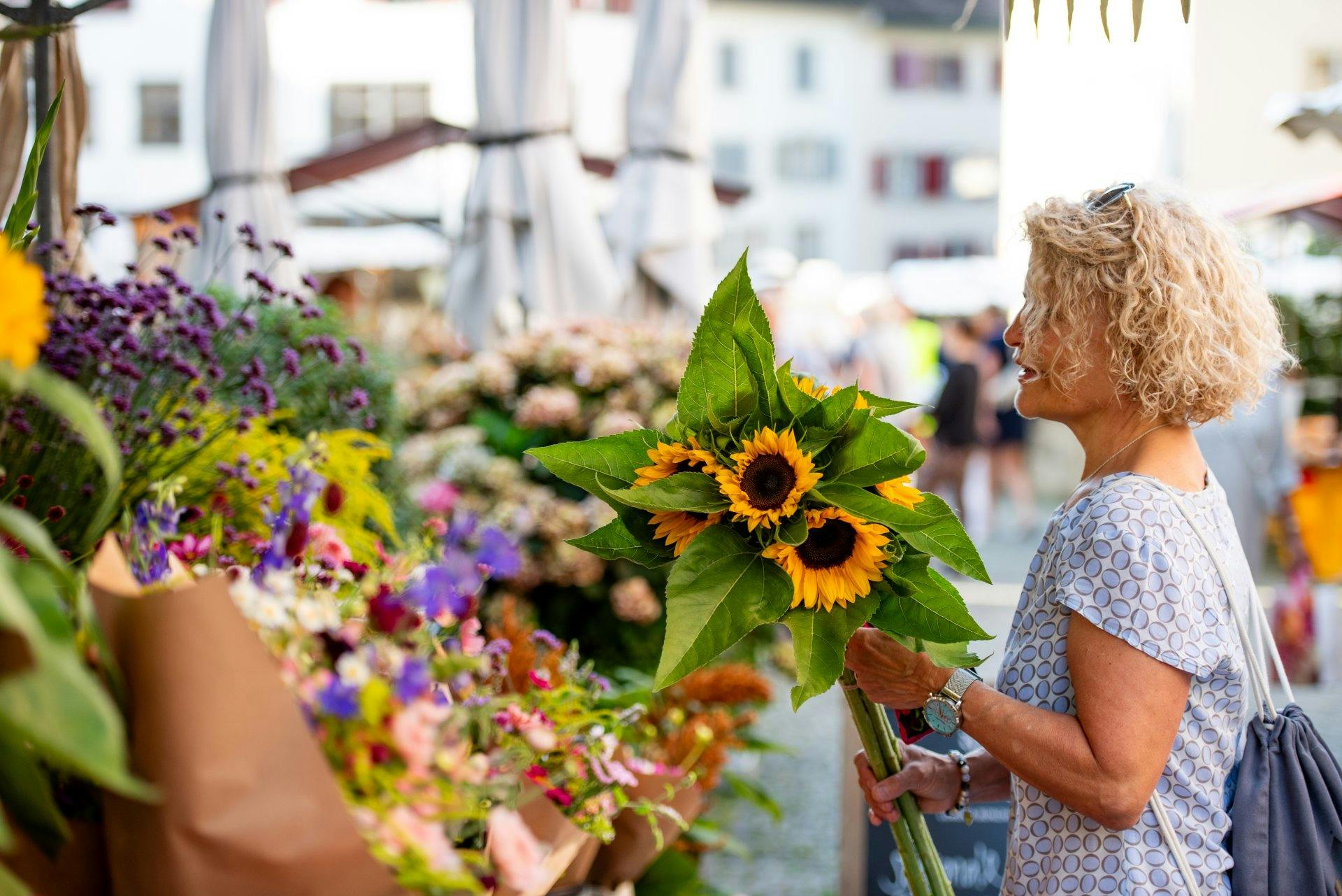 Frischer gehts kaum – der Freitagsmarkt in Rapperswil bietet regionale Produkte, Blumen und viel Atmosphäre.