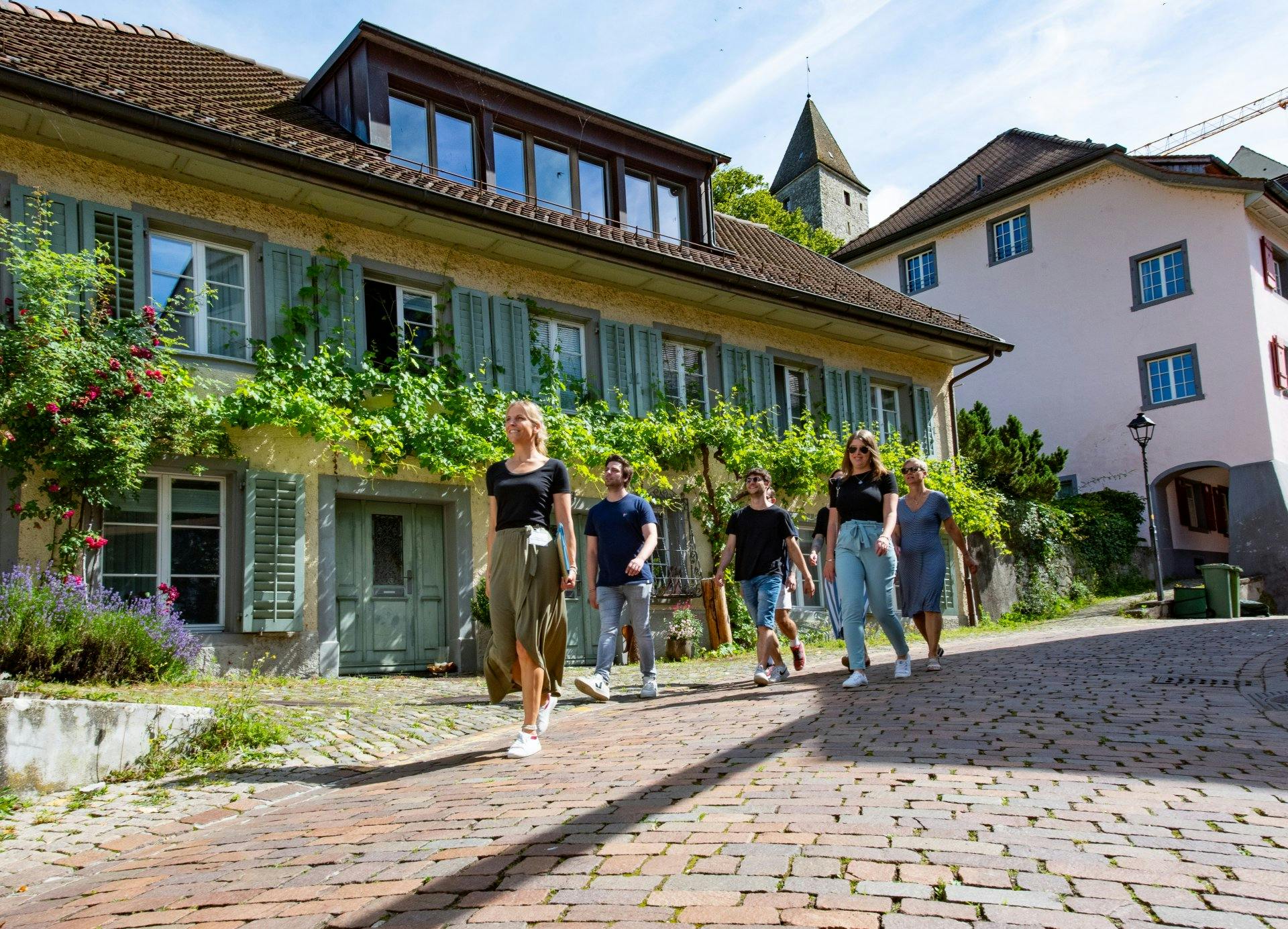 Altstadt entdecken: kleine Läden, gemütliche Cafés und historische Gassen laden zum Verweilen ein.