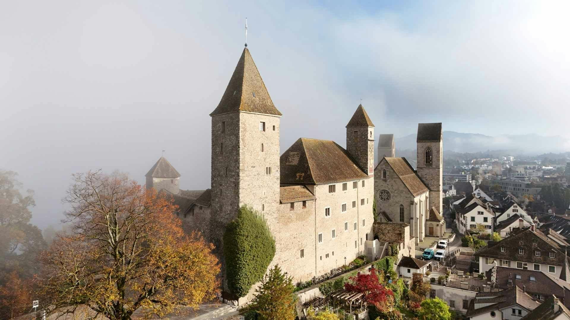 Schloss Rapperswil: das Wahrzeichen der Stadt thront über dem See und bietet eine traumhafte Aussicht.