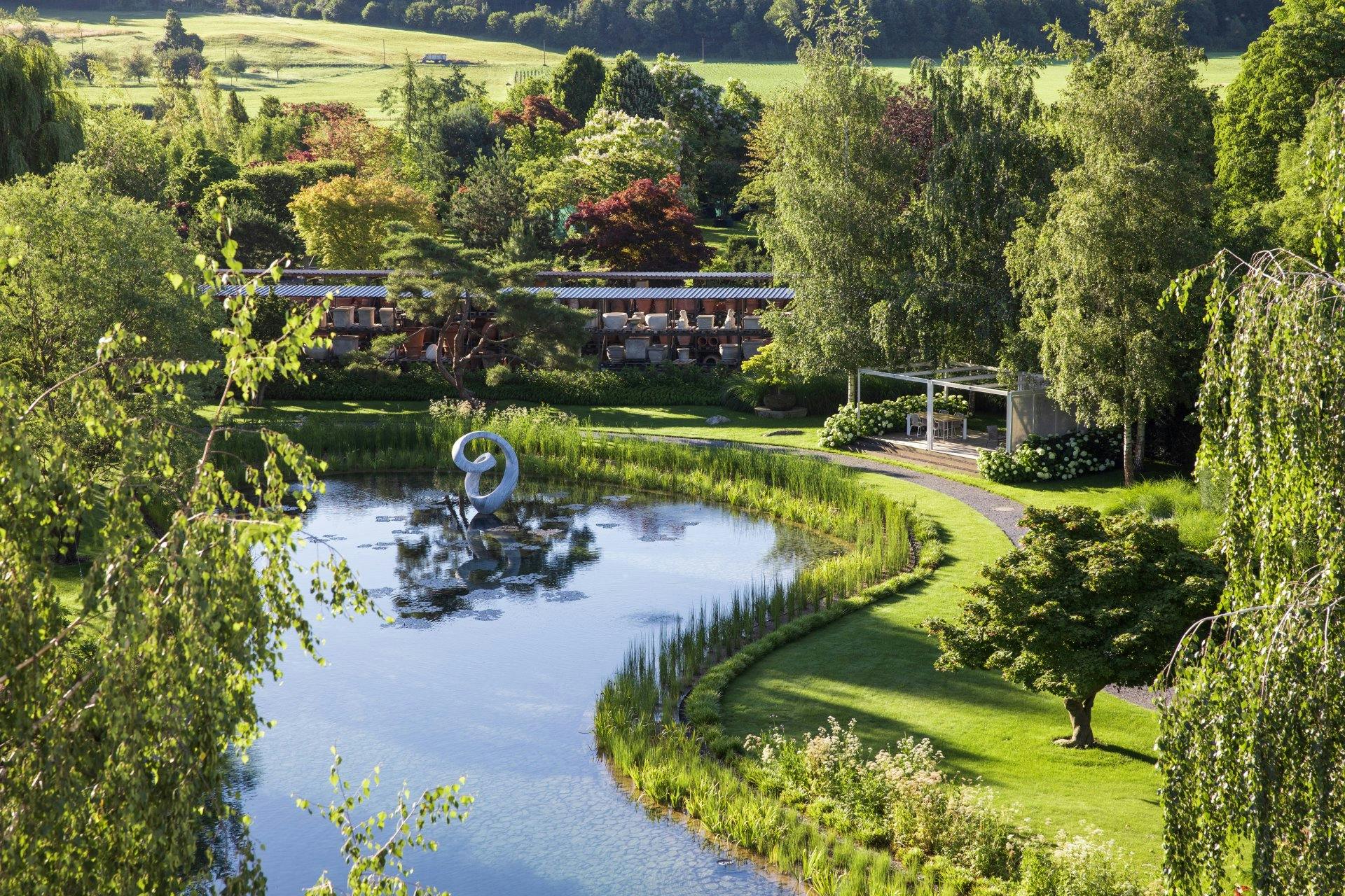 Im Enea Baummuseum stehen über 50 Bäume, die vor der Abholzung gerettet wurden – inszeniert zwischen Kunst und Natur.