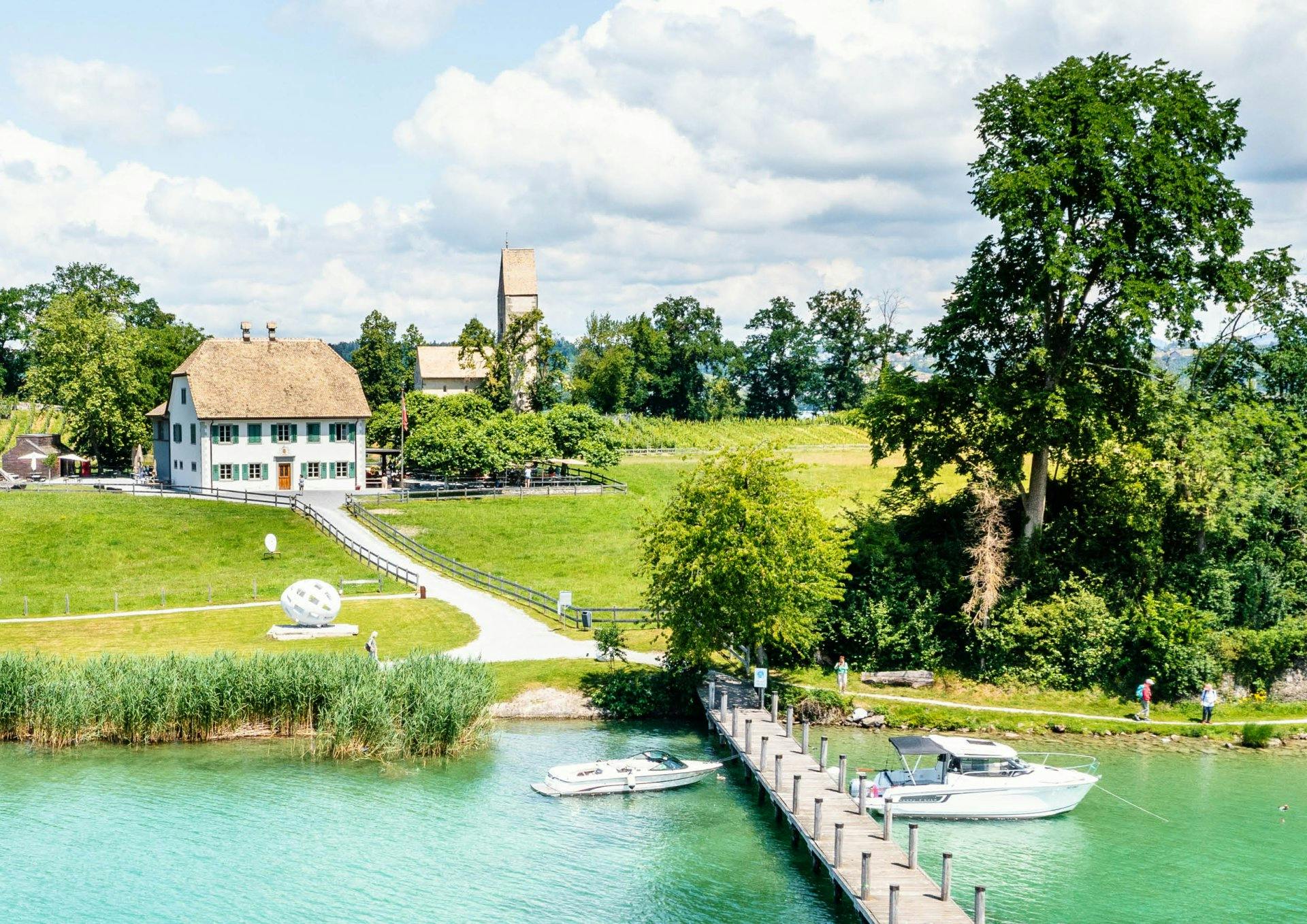 Unter alten Platanen serviert die Inselwirtschaft «Zu den zwei Raben» regionale Gerichte mit Seesicht. Wer hier einkehrt, merkt schnell: Der Zürichsee...