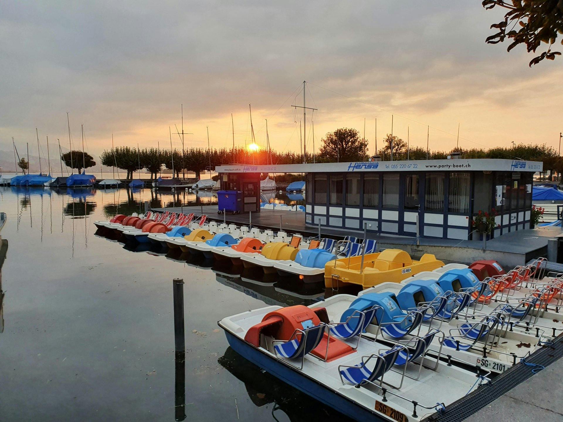 Einsteigen, losstrampeln und Zürich von seiner entspannten Seite entdecken. Tretboote gibt es direkt im Hafen von Rapperswil – perfekt für eine sponta...
