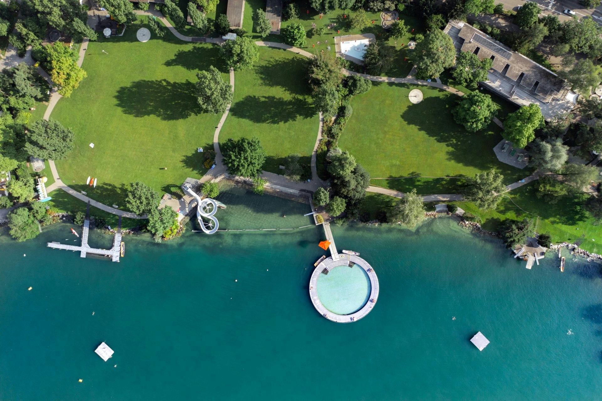 Das Strandbad Tiefenbrunnen bietet Architekturklassiker, Seezugang und genügend Platz zum Abschalten.