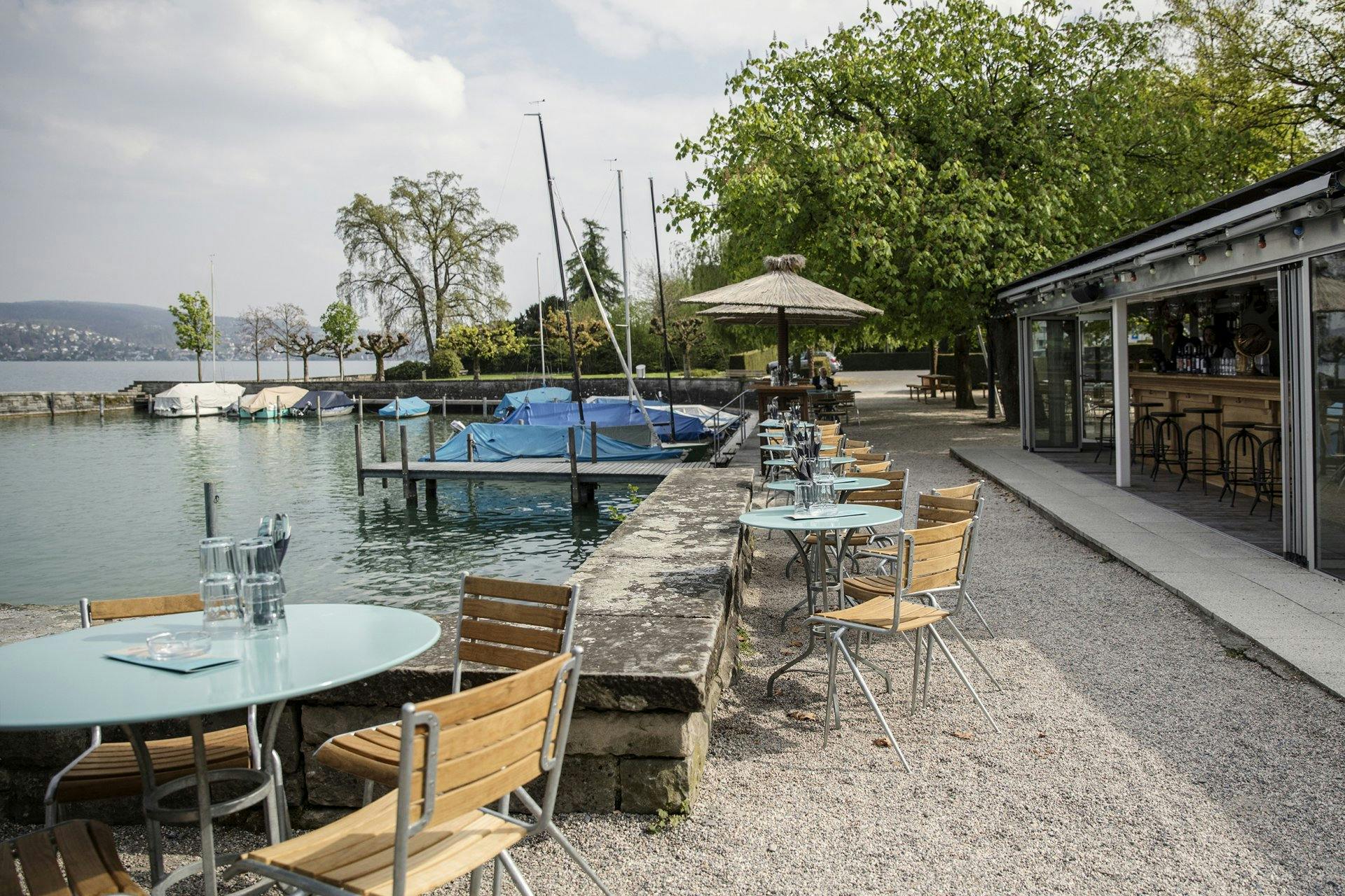 Unkomplizierter gehts im Gartenrestaurant Mönchhof am See: mit Fischknusperli und Apéro unter Bäumen.