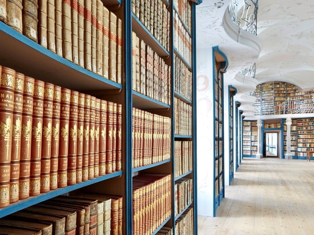 Auch die historische Stiftsbibliothek ist öffentlich zugänglich – eine Reise in die Buchkultur.