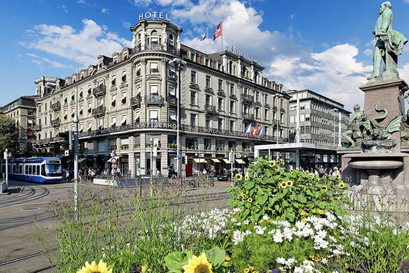 Hotel Schweizerhof Zürich: Fünf Sterne, viel Stil. Seit 150 Jahren Zürcher Klassiker mit Butlerservice, Champagner-Frühstück und Toplage an der Bahnho...