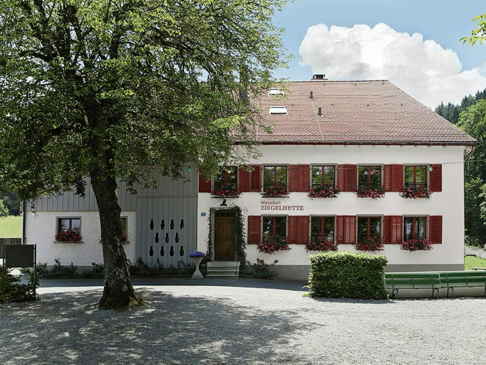 Wirtschaft Ziegelhütte: Am Waldrand über Zürich findest du hausgemachtes Holzofenbrot, Gemüse aus dem eigenen Garten und nose-to-tail-Küche in der Nat...