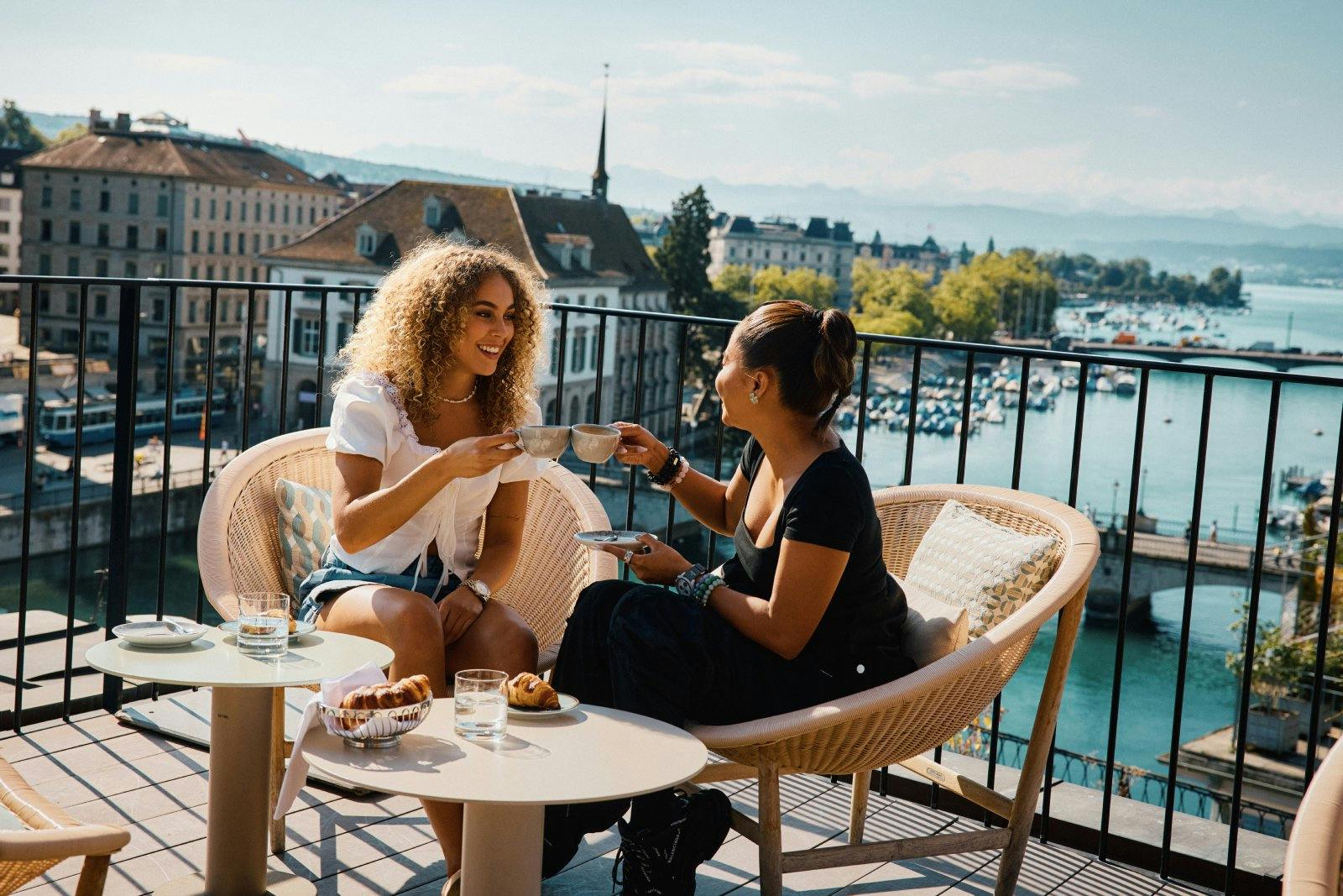 The Nest – Rooftop im Hotel Storchen: Zürich von oben. Auf dem Dach des Hotel Storchen geniesst du Drinks mit Blick über Limmat, See und Altstadt. Som...