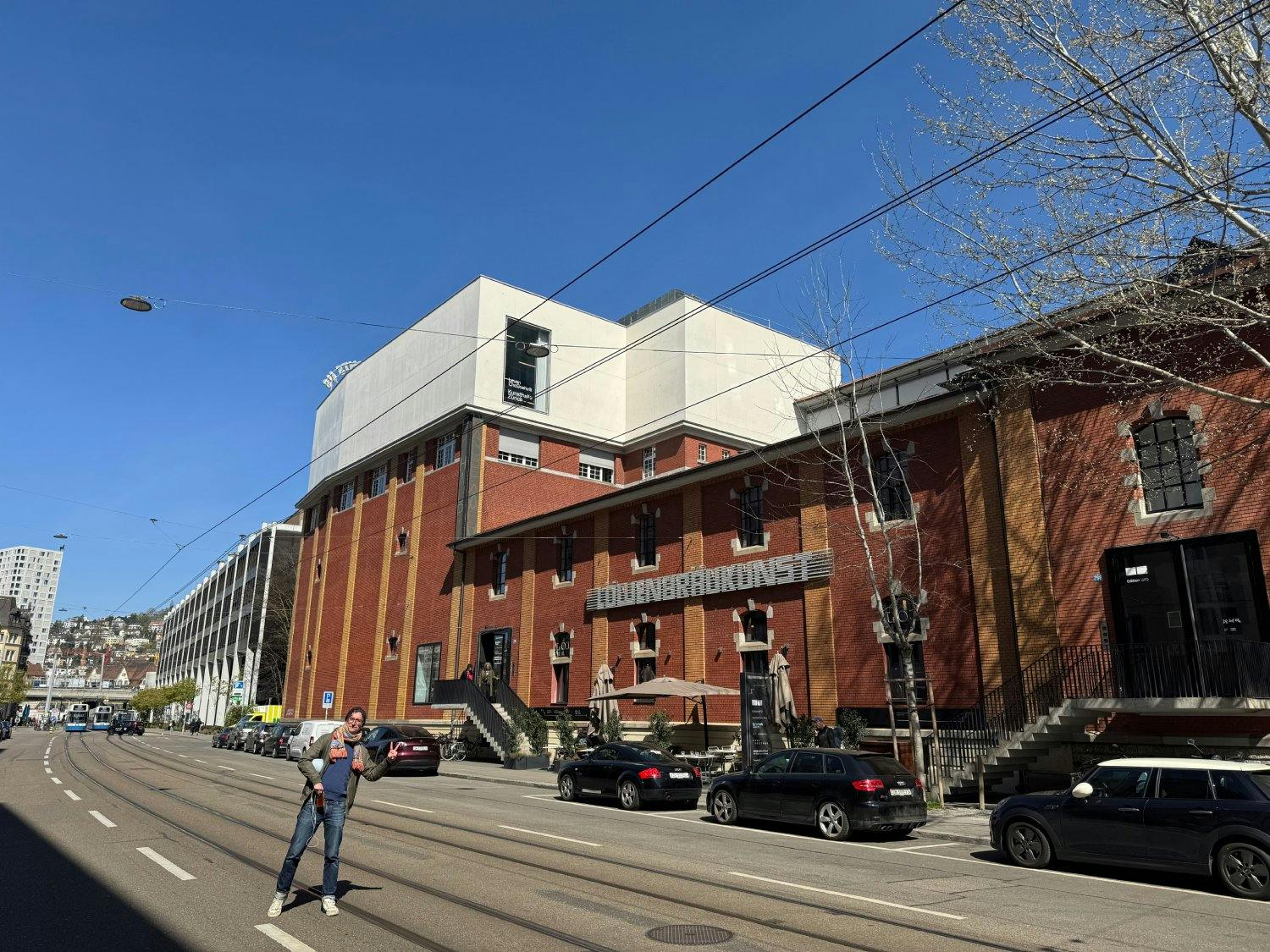 Löwenbräu Areal. Kunst trifft Industrie: In der alten Brauerei Zürich-West findest du Galerien, das Migros Museum und wechselnde Ausstellungen zeitgen...