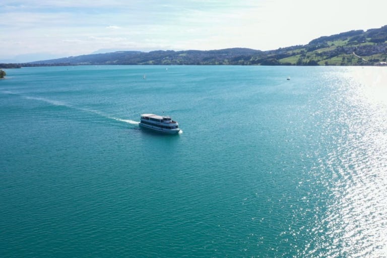Gleite mit dem Schiff zum Beispiel von Beinwil am See über den Hallwilersee und geniesse die Aussicht auf sanfte Hügel und charmante Dörfer. Tipp: Die...