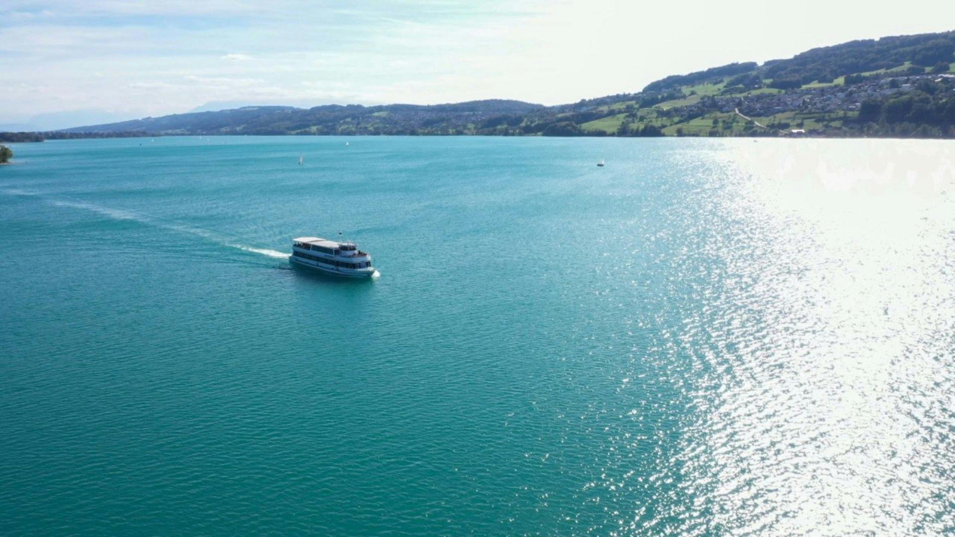 Traversez le lac de Hallwil en bateau depuis Beinwil am See, par exemple, et profitez de la vue sur les collines et les charmants villages. Un conseil...