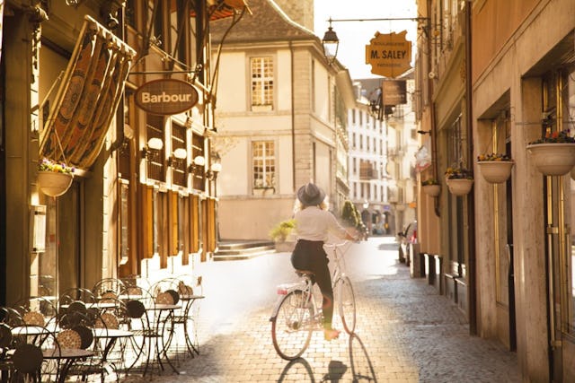 Die Altstadt in Vevey ist ein Mix aus Stadtflair und Dorfcharme: Schlendern Sie durch die historischen Gassen, entdecken Sie kleine Boutiquen oder geniessen Sie die entspannte Atmosphäre an der Seepromenade. Die Altstadt in Vevey ist ein Mix aus Stadtflair und Dorfcharme: Schlendern Sie durch die historischen Gassen, entdecken Sie kleine Boutiquen oder gen...