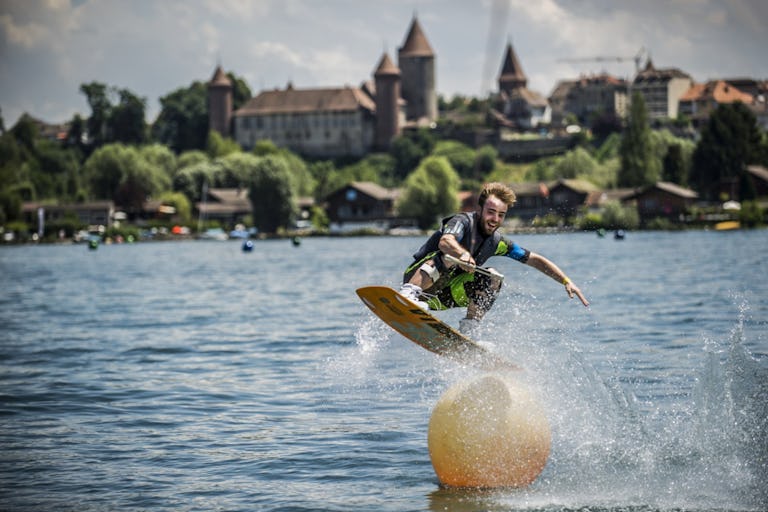 Das Wassersportzentrum Alphasurf in Estavayer-le-Lac begeistert mit seiner 800 Meter langen Wasserskilift-Anlage. Nach einer kurzen Einweisung kannst...