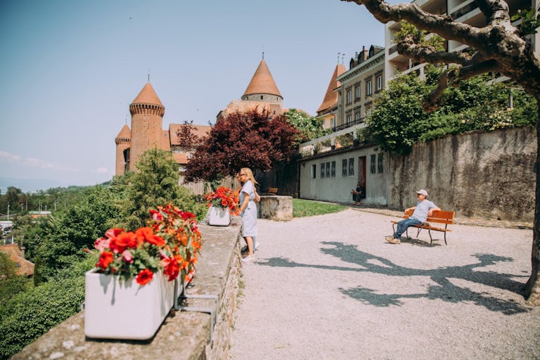 Die S30 bringt dich in nur einer Viertelstunde weiter nach Estavayer-le-Lac mit seinen verwinkelten Gässchen und der weitläufigen Uferpromenade. Beson...