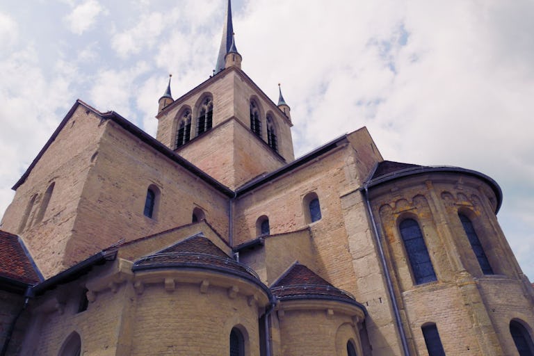 10 Minuten Zugfahrt weiter liegt Payerne: Die hiesige Abteikirche aus dem 11. Jahrhundert ist das bedeutendste romanische Bauwerk der Schweiz. Harmoni...