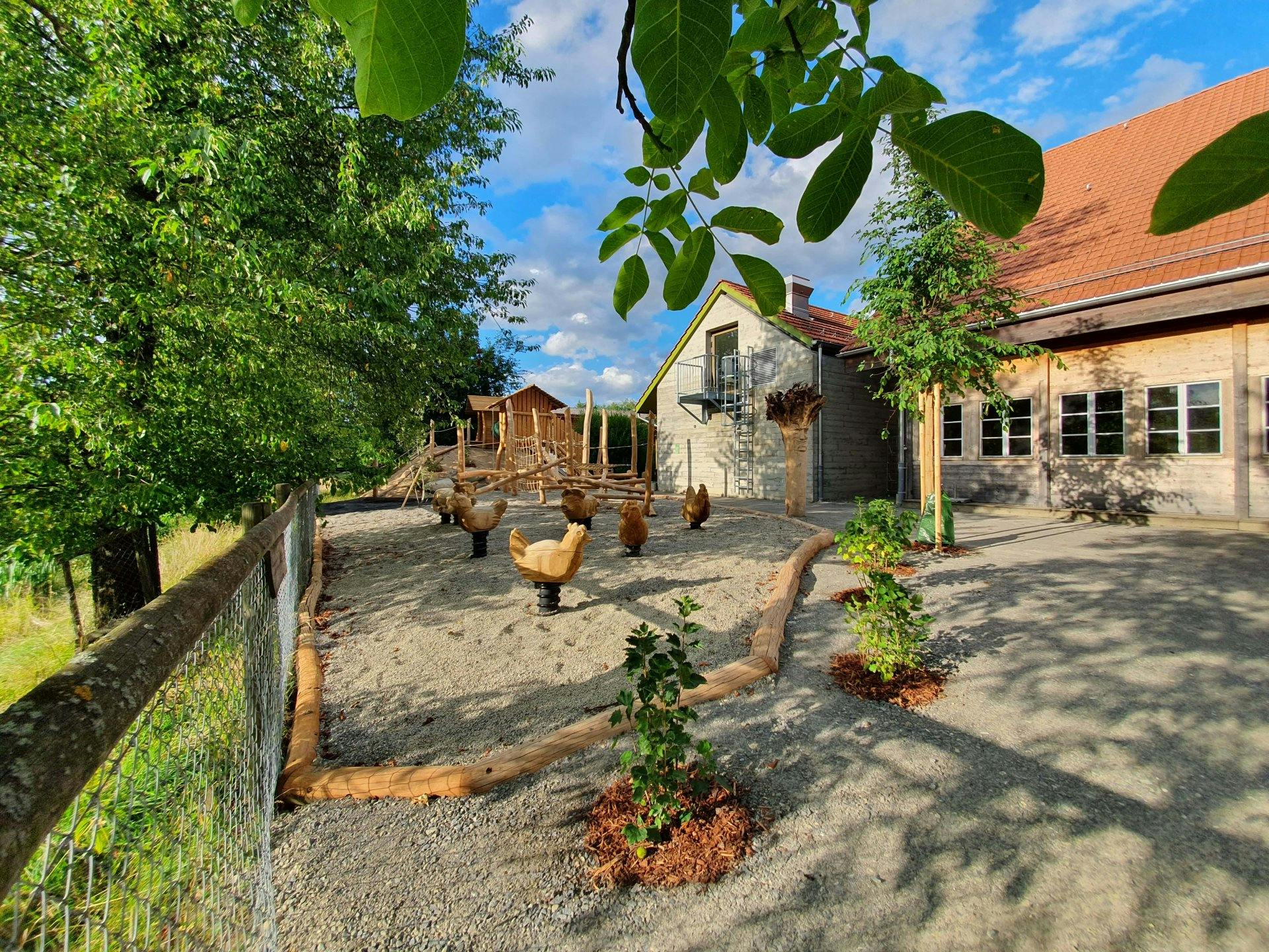 Artgerechte und nachhaltige Tierhaltung schreibt der Erlebnishof Burgrain gross.