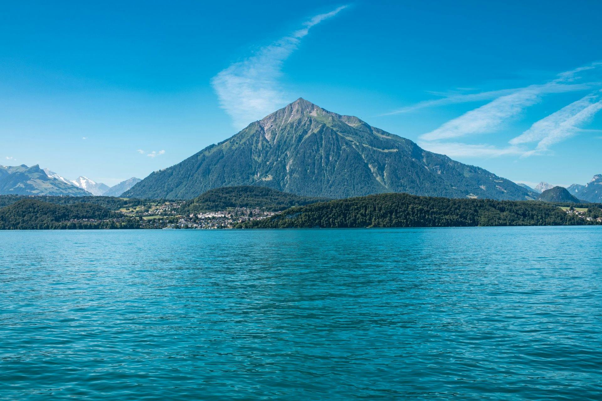 Der Niesen: markant wie eine Pyramide und mit Top-Aussicht auf den Thunersee und das Berner Oberland