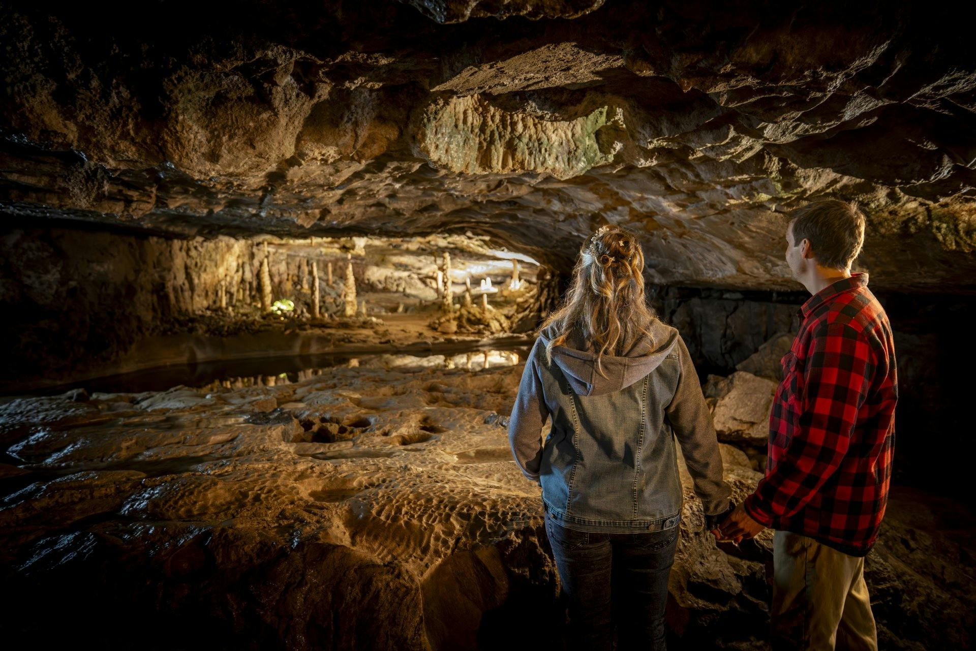 Unter der Erde: Erkunde die faszinierende Höhlenwelt mit Stalaktiten, Wasser und viel Magie.
