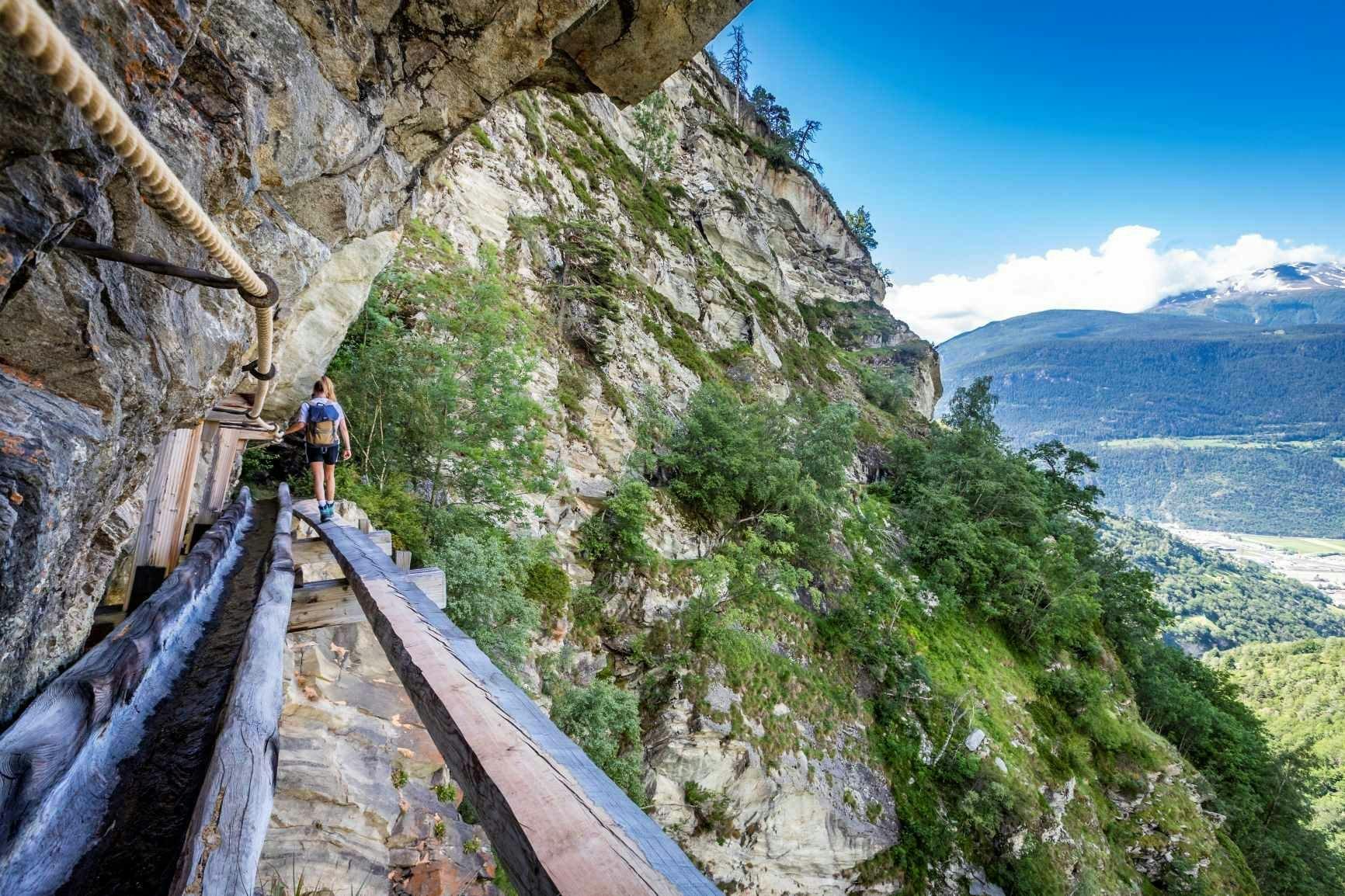 Hoch über dem Tal und direkt am Wasser – die Suonenwanderung ist ein echtes Naturerlebnis.