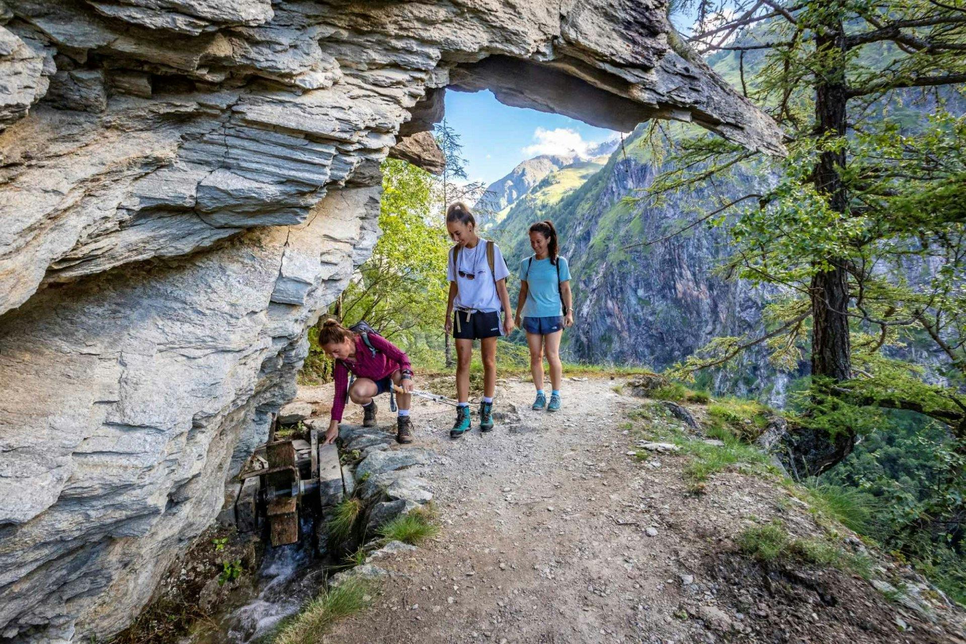 Wandern entlang lebendiger Geschichte: Entdecke alte Wasserwege und kleine technische Wunder.