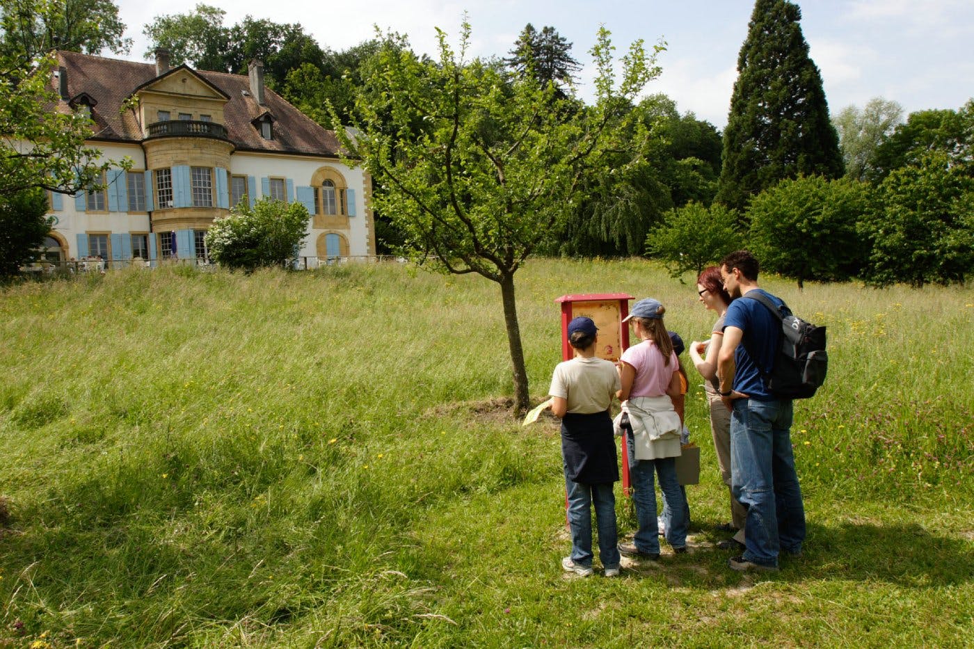 Mitten im Moor liegt das Pro Natura Zentrum Champ-Pittet am Neuenburgersee. In und um die historische Villa gibt es Ausstellungen zur Biodiversität un...