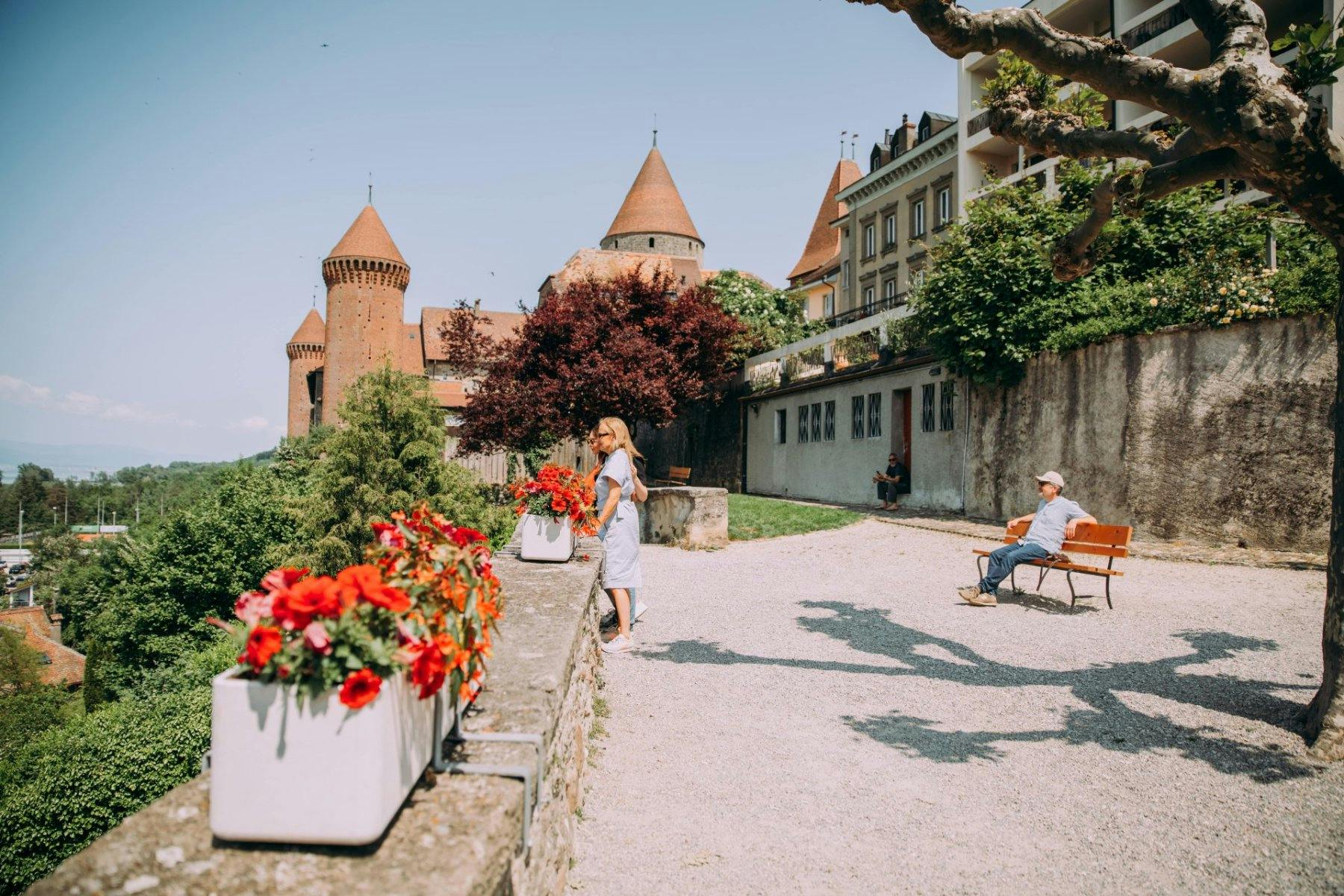 Die S30 bringt dich in nur einer Viertelstunde weiter nach Estavayer-le-Lac mit seinen verwinkelten Gässchen und der weitläufigen Uferpromenade. Beson...