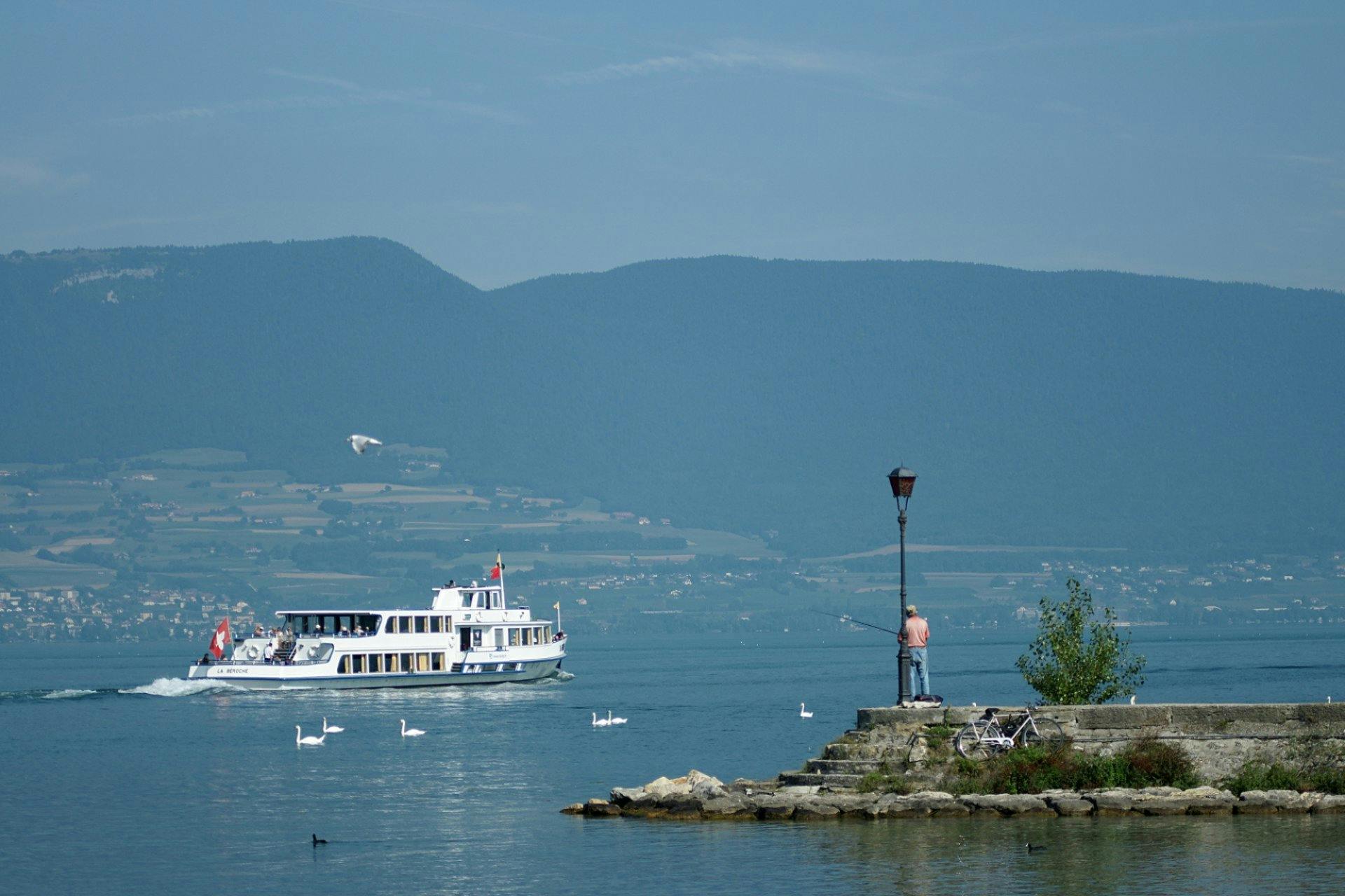 Lust auf eine schöne Schifffahrt? Auf dem Neuenburger-, Murten- und Bielersee gibts reizvolle Themenkreuzfahrten und kulinarische Erlebnisse – perfekt...