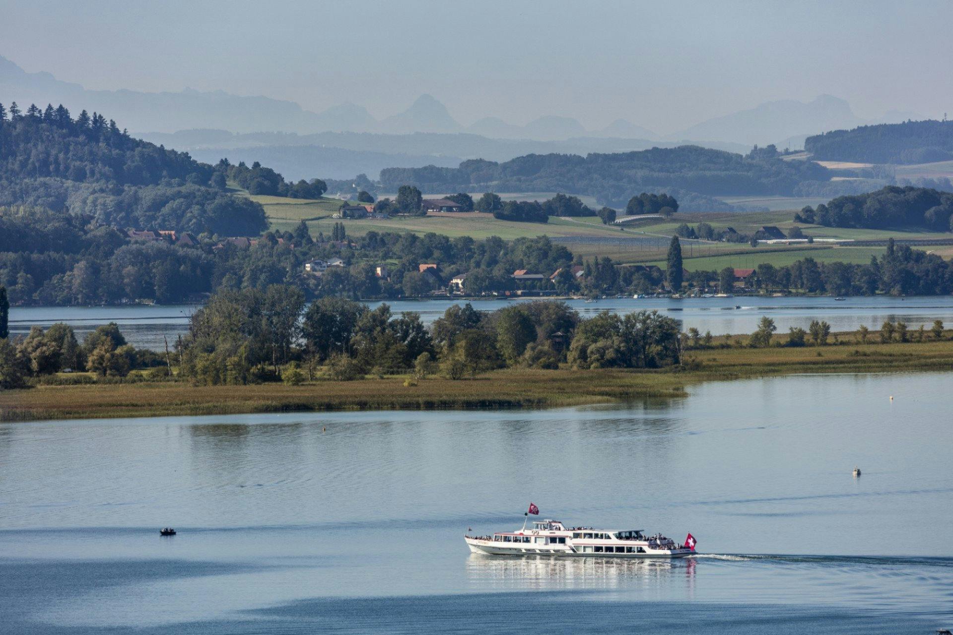 Die Schifffahrt ab Biel offenbart den wahren Zauber dieser pittoresken Weinregion. Während der entspannten Rundfahrt auf dem See zieht ein Panorama au...
