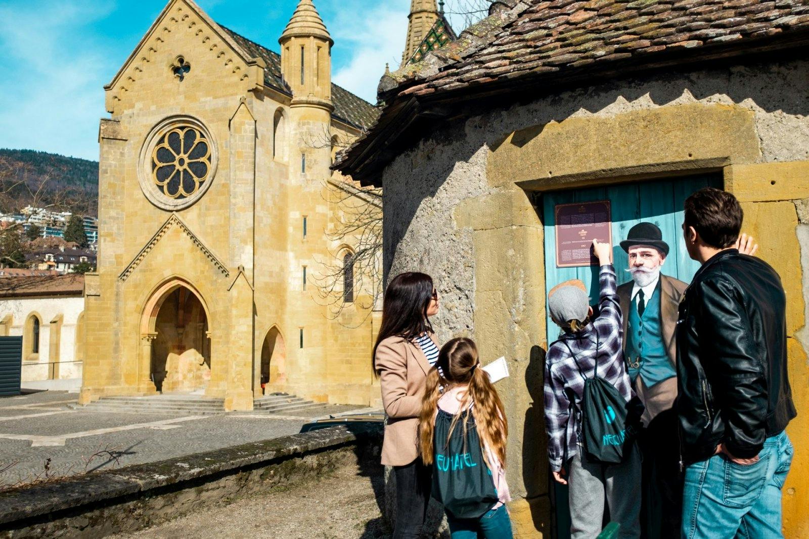 Nur 17 Minuten Zugfahrt von La Neuveville entfernt bietet Neuenburg mit der Schnitzeljagd «Les Chenapans» ein spannendes Familienabenteuer. Die Tour f...