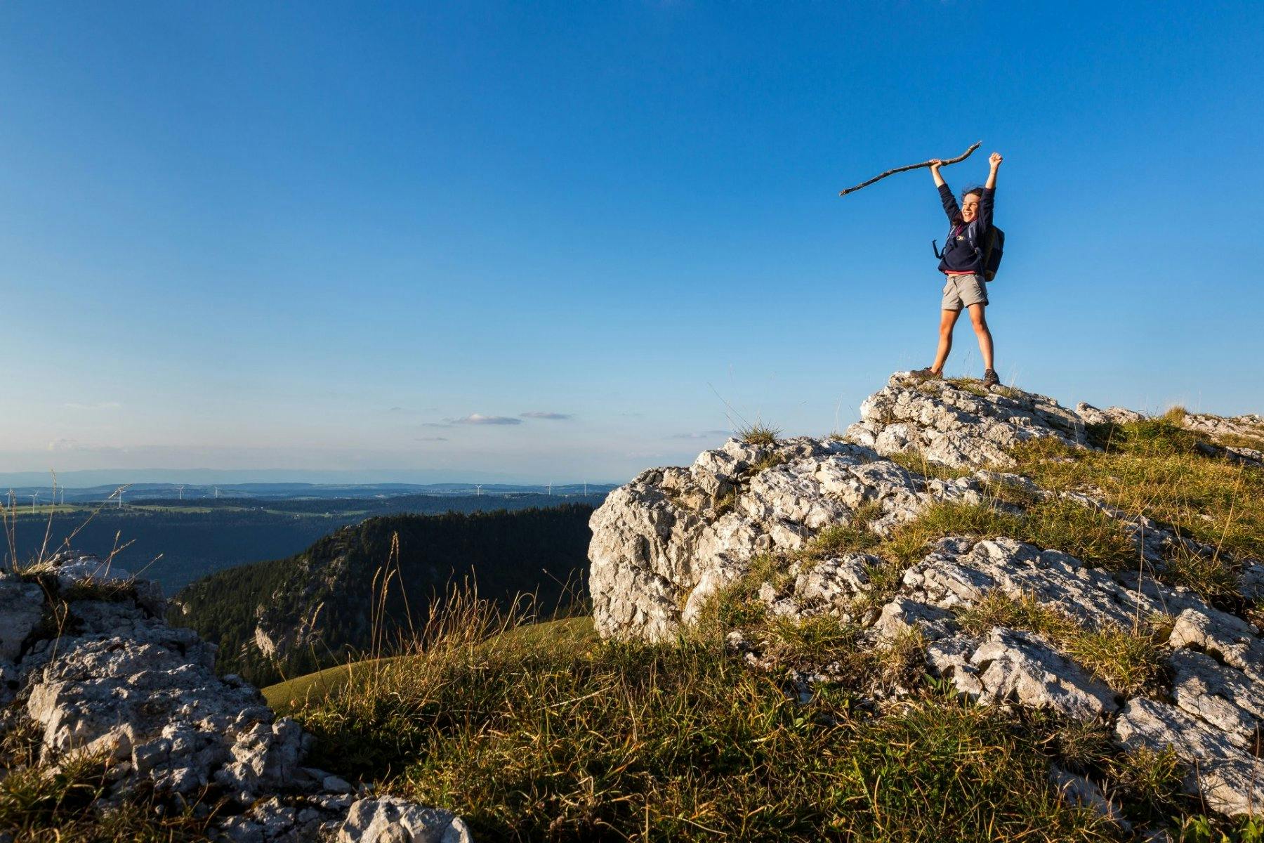 Lust auf eine Wanderung? An den Wochenenden im Sommer bringt dich ein Bus zum Hôtel Chasseral. Von hier bis zu Les Prés-d'Orvin führt eine Familienwan...